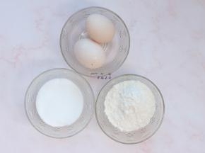 先准备制作手指饼干的材料，蛋黄蛋清分离，分别装入2个干净的盆中
