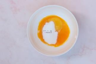 2个蛋黄加入20g细砂糖