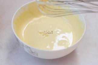 用电动打蛋器打发至体积膨大，颜色变浅