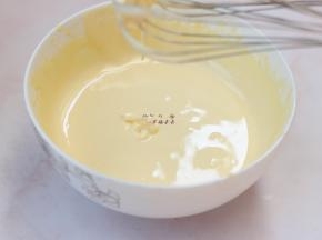 用电动打蛋器打发至体积膨大，颜色变浅