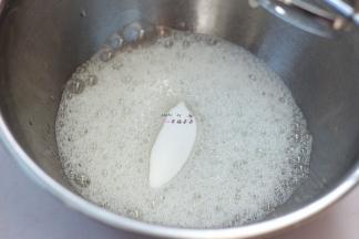 蛋清分次加入30g细砂糖，用电动打蛋器打发