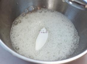 蛋清分次加入30g细砂糖，用电动打蛋器打发