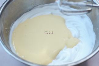 将打发的蛋黄糊全部加入打发的蛋白霜中