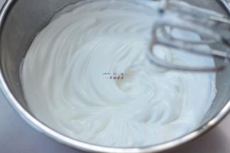 蛋清打发至干性发泡状态，提起打蛋器能呈现小尖角