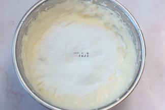 过筛加入低筋面粉