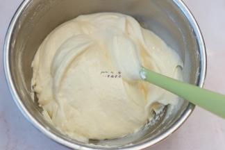 用刮刀翻拌均匀至无干粉状，此时可以提前预热烤箱