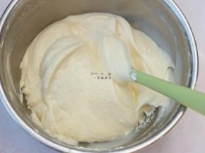 用刮刀翻拌均匀至无干粉状，此时可以提前预热烤箱