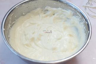 用电动打蛋器搅打混合均匀