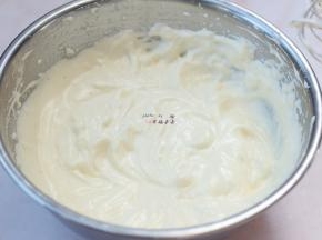 用电动打蛋器搅打混合均匀