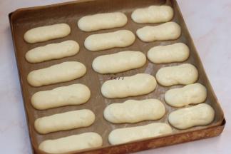 将拌好的面糊装入裱花袋，在烤盘上挤出厚薄长度差不多的长条状，注意每条之间留出空隙