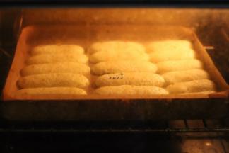 将挤好手指饼干面糊的烤盘送入预热好的烤箱烘烤，中层170度18——20分钟左右