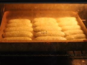 将挤好手指饼干面糊的烤盘送入预热好的烤箱烘烤，中层170度18——20分钟左右