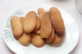 出炉后的手指饼干，放凉待用
