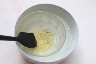 接下来制作慕斯糊部分，先将吉利丁片用冰水泡软，沥干水份后放入碗中