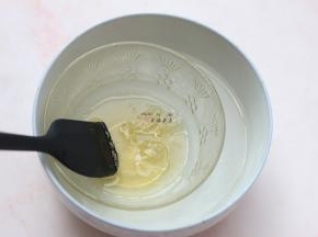 接下来制作慕斯糊部分，先将吉利丁片用冰水泡软，沥干水份后放入碗中