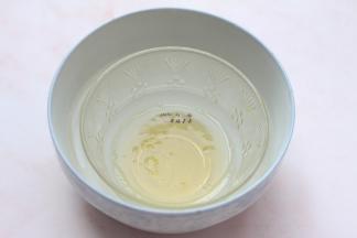 将吉利丁片隔65度左右的温水化开至液体状态