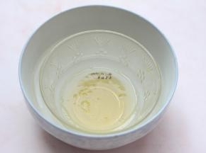将吉利丁片隔65度左右的温水化开至液体状态