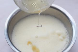 制作好的蛋黄牛奶液稍降温至约60度左右后，加入化开的吉利丁溶液，并用刮刀搅拌均匀