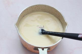 将老酸奶加入蛋黄牛奶液中，搅拌均匀，为使面糊更加细腻，可以将拌好的面糊多过筛几次