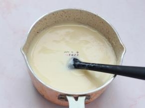 将老酸奶加入蛋黄牛奶液中，搅拌均匀，为使面糊更加细腻，可以将拌好的面糊多过筛几次