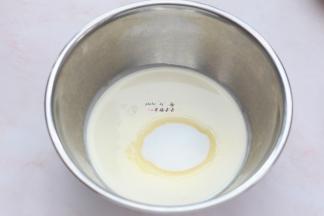 淡奶油加细砂糖，用电动打蛋器打发