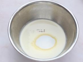 淡奶油加细砂糖，用电动打蛋器打发