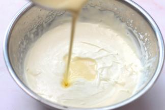 将步骤18的面糊加入打发的淡奶油中