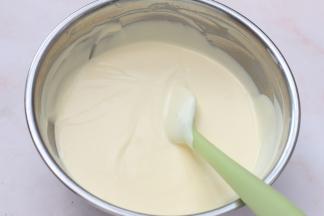 用刮刀翻拌均匀即可，慕斯糊就制作好了