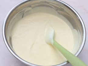 用刮刀翻拌均匀即可，慕斯糊就制作好了