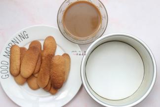 6寸圆模底部铺一张油纸，咖啡85g和朗姆酒15g混合均匀成咖啡酒，准备最后的组装