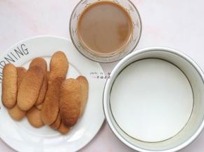 6寸圆模底部铺一张油纸，咖啡85g和朗姆酒15g混合均匀成咖啡酒，准备最后的组装