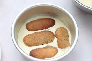 接着摆放第二层蘸了咖啡酒的手指饼干，然后再倒入1/3的慕斯糊