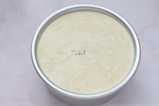 依次按照顺序放三层手指饼干，3层慕斯糊，所有慕斯糊全部加入刚好满模，立即送入冰箱冷藏12小时以上，或者冷冻4小时左右