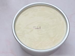 依次按照顺序放三层手指饼干，3层慕斯糊，所有慕斯糊全部加入刚好满模，立即送入冰箱冷藏12小时以上，或者冷冻4小时左右