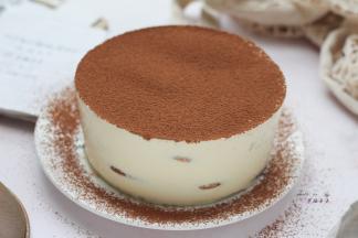 在表面筛上一层可可粉装饰