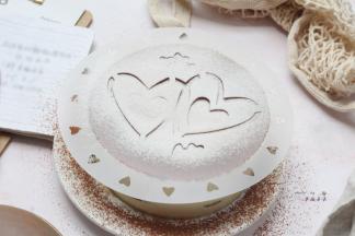 再用模板筛一层防潮糖粉，没有专用模板也可以自己打印喜欢的图案剪制一个