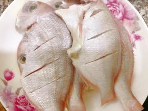 红立鱼处理干净，表面划上几刀方便入味