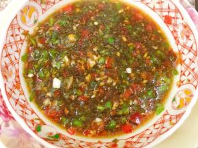 加入酱油，醋，白糖，蚝油，少许盐把辣椒和姜蒜末腌制几分钟