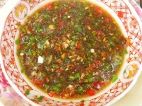 加入酱油，醋，白糖，蚝油，少许盐把辣椒和姜蒜末腌制几分钟