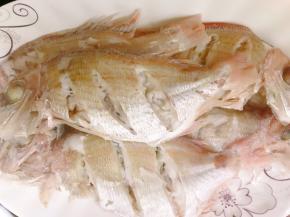 煮熟后小心捞出放在盘子里晾凉