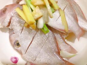 加入姜葱，料酒和少许盐腌制10分钟