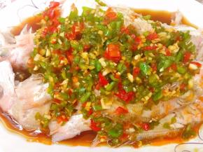 把调好的料汁淋在晾凉鱼上