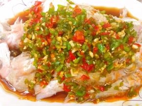 把调好的料汁淋在晾凉鱼上