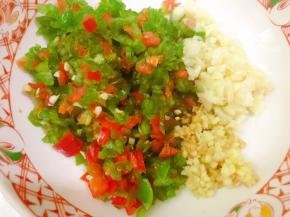 青红辣椒，姜蒜切末