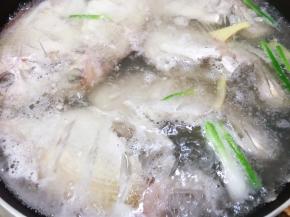 水开后放入红立鱼煮5到8分钟