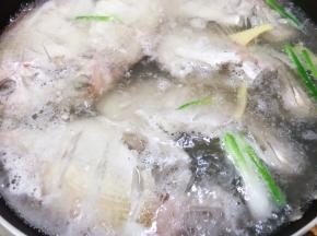 水开后放入红立鱼煮5到8分钟