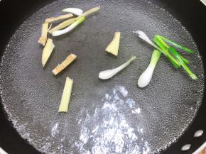 锅里加入水，姜葱，料酒