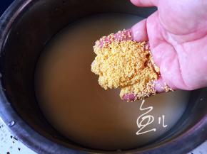 小米用水淘洗干净