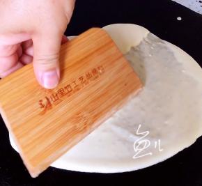 用刮板刮圆、刮薄，动作要快