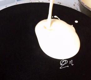 煎饼锅烧热，舀一勺面糊